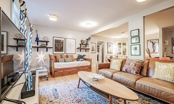 East End Apartment | The Monument Garden SWEET!