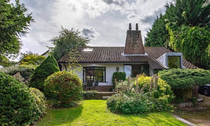 Norwich House | The Moorings overlooks the river & includes a private boat, hottub & games room.