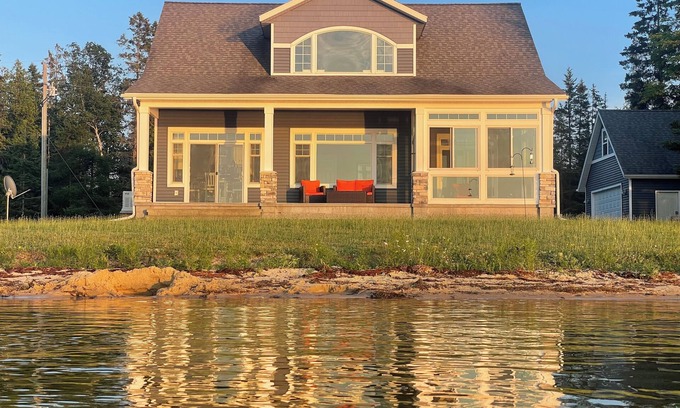 Gould City Cottage | The most Charming cottage in the U.P. with 4 bedrooms & WiFi, on Lake Milakokia