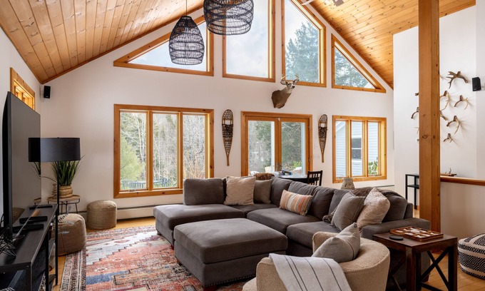 Jeffersonville House | The Mountain House: Luxury Mountain Retreat with Views Hot Tub 2 min to resort