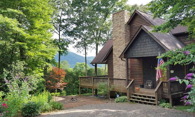 Hiawassee Cabin | The Mountain Laurel |Gorgeous Year-Round Mountain View, Hot Tub, Fire Pit, Games