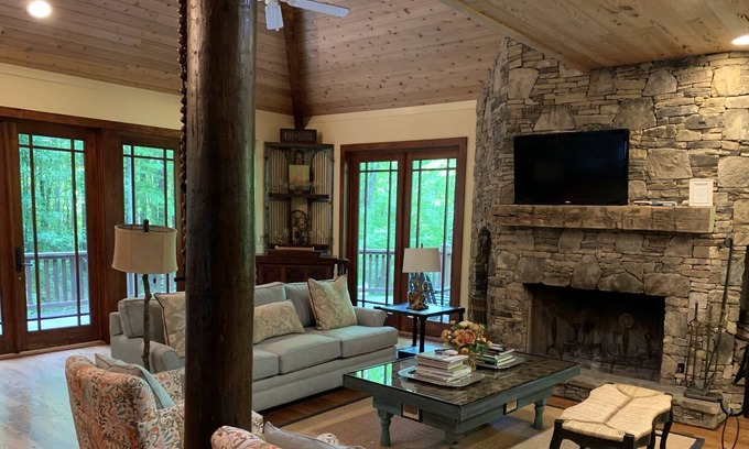 Scaly Mountain House | The Mountain Retreat - Highlands Plateau - Private Vineyard Getaway