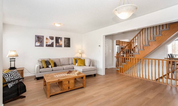 Brampton House | The Mt Pleasant Residence - Your Cozy Away-HOME - *Free Parkg*Workspace*GO-Stn