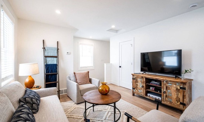 Delafield Apartment | The Nagawicka Loft- Dog Friendly, Prime Location, Pontoon Rental