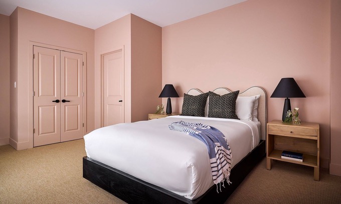 New Buffalo Apartment | The Neighborhood Hotel - New Buffalo 103 - Queen (ADA)