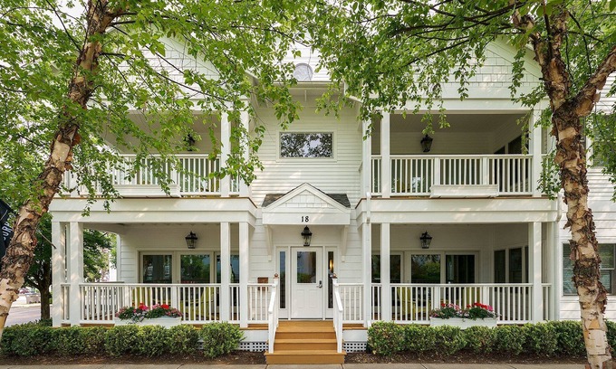 New Buffalo Apartment | The Neighborhood Hotel - New Buffalo 203 - Queen
