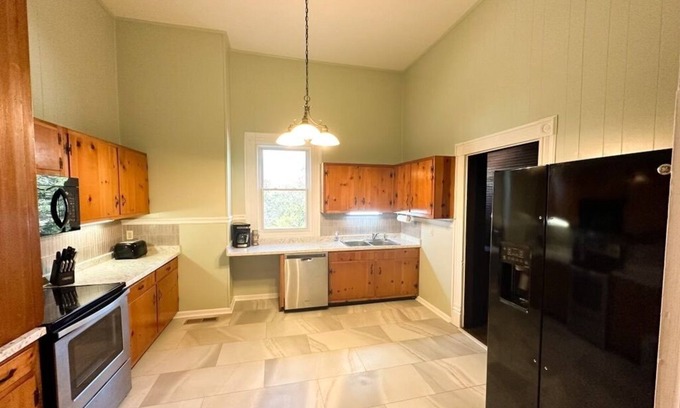 Thomaston House | The Nelson House @ 420 Howell Street is located between URMC and the Square!