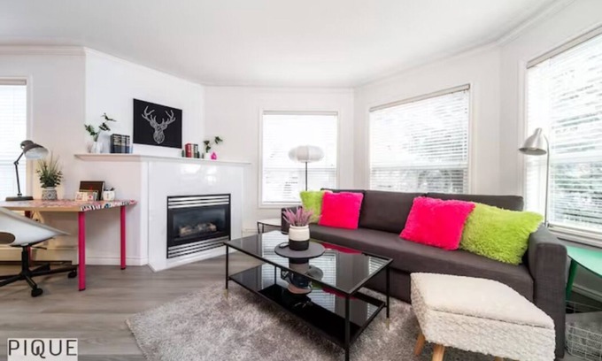 Downtown Edmonton Condo | The Neon Palace - KingBed - Fireplace - Netflix - UG Parkn
