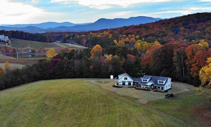 Cleveland House | The Nest at Cardinal Hill | Minutes to wineries, mountains and downtown
