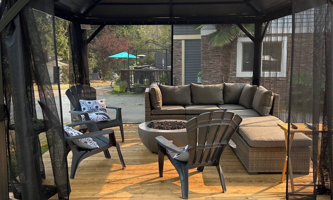North Saanich House | 🌿 “The Nest” Beautiful Property! Stylish 2 Bedroom Suite. Main Level of Home.