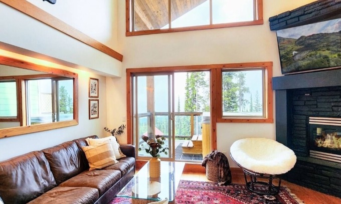 Snow Pine Estates Ski Chalet | The Nest | Big White - ski-in/out w new hot tub & view of Monashee Mountains