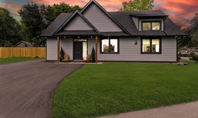 Alcona Cottage | The Nest Lakehouse w/Hot Tub, Steps to Innisfil Beach Park