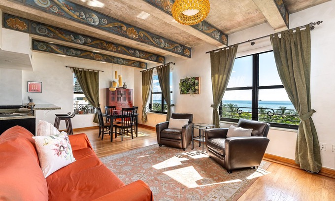 South Beach Apartment | The Netherland R5F on OceanDr + Park&Gym