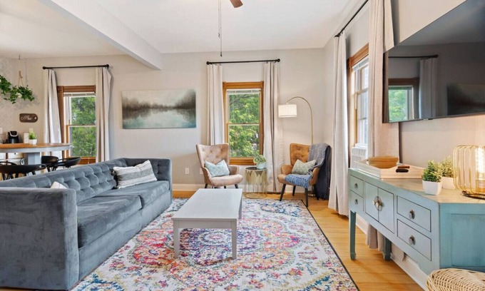 Hastings Apartment | The Nininger Apt - Walk to DT & River, King Bed
