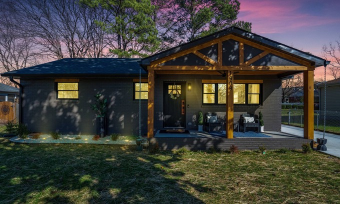 Southwest Raleigh House | the "NOLIAhouze", unique & modern. Perfect for great memories! 2mi to Downtown