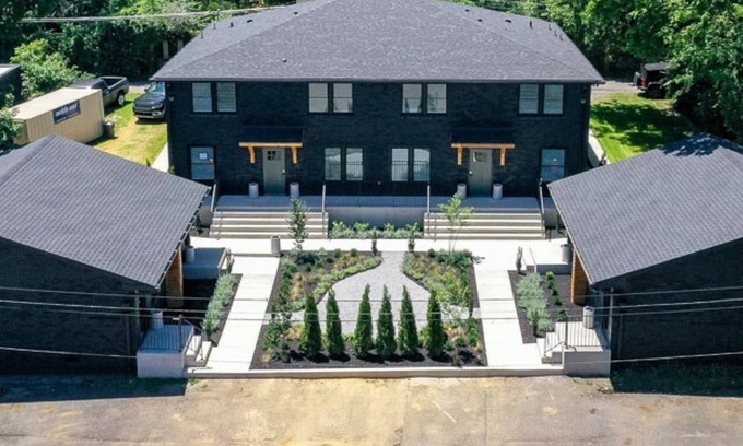 Hillsboro West End Apartment | The Nomad: 4 1BRs, 2 Studios | 24-Guest Retreat