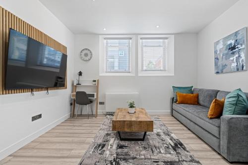 Swindon Apartment | The Nook - 2 min from Station - Free Parking - Courtyard