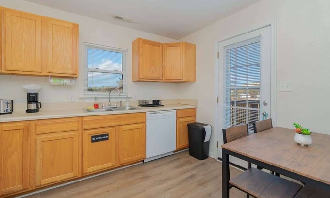 Buckroe Beach Apartment | The North Hampton Suite B /3 minute walk to beach