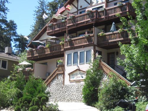Crestline Hotel | The North Shore Inn