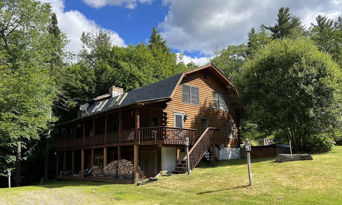 Wardsboro House | “The Northern Quarters” with Huge Pool & Hot Tub