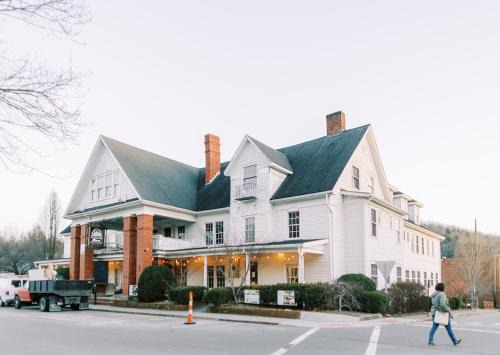 Burnsville Hotel | The NuWray Hotel & Carriage House