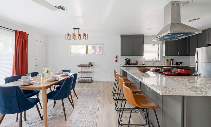 Richardson House | The Oak | King Bed & HUGE Backyard