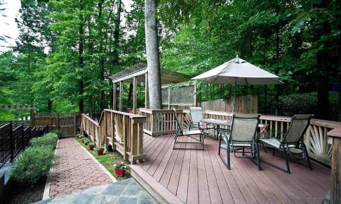 Bethesda House | The Oaks Spacious Vacation Retreat: lovely, comfortable, park-setting 5 mi to DC