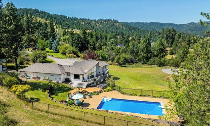 Mica House | The Oasis- Gorgeous acreage home w/heated pool/hot tub. King beds.