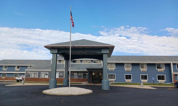 Sheboygan Falls Hotel | The Oasis Hotel & Bar