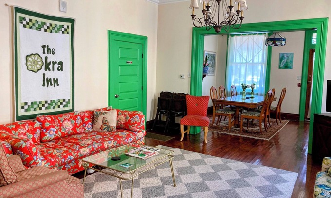 Mid-City Bed & Breakfast | The Okra Inn Carrollton - Beautiful 6BR, 4.5BA, Off-street Parking, Backyard