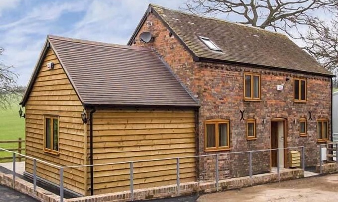 Angelbank Cottage | THE OLD BYRE, family friendly, with a garden in Caynham