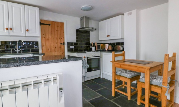 Roche Cottage | THE OLD COACH HOUSE, pet friendly, character holiday cottage in Roche