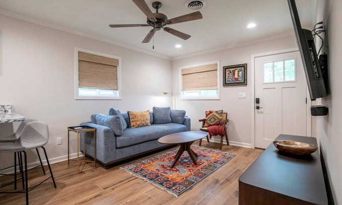 Oxford House | The Old Sardis Rd-2 Cozy BR1 by VelvetDitchVillas