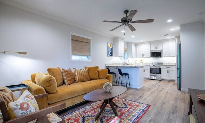 Oxford Apartment | The Old Sardis Rd-3 Cozy BR1 by VelvetDitchVillas