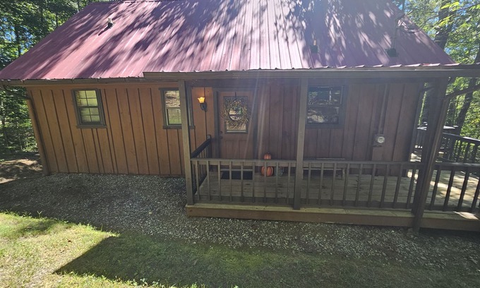 Tellico Plains Cabin | The Ole Bear Rustic Mountain Cabin