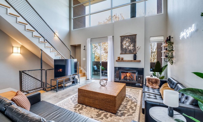 Fort Worth House | The Oleander - centrally located Luxury Townhouse steps from Magnolia Ave!