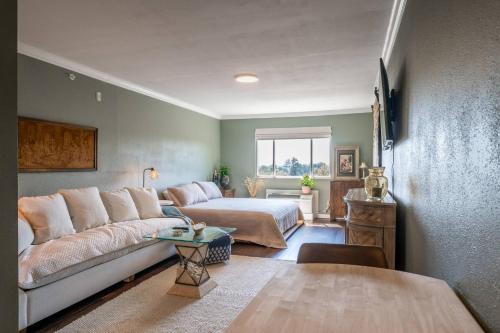 Lake Hamilton House | The Olive Tree Loft