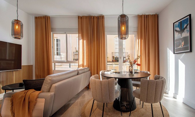 La Victoria Apartment | 'The One' Luxurious Apartment with Balcony, Wi-Fi and Air Conditioning