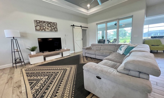 Pinehurst House | The Onyx Pearl Private Home~Sleeps 6~Heated Pool~Canal