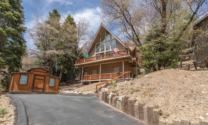 Upper Moonridge House | The Outdoors Inn - Breathtaking mountain views of Bear Mountain, Perfect for a barbecue on the deck!