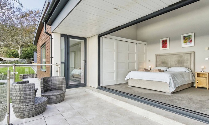 Ventnor House | The Overlook - a house that sleeps 6 guests in 3 bedrooms