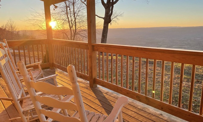 Dunlap Cabin | The Overlook Cabin: Breath-taking Views & King Bed
