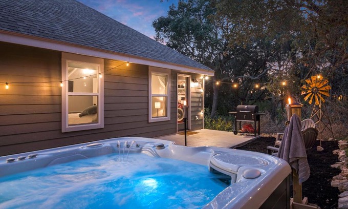 Canyon Lake House | The Overlook Cottage . King Bed . Mini Lake View