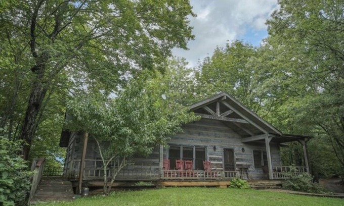 Springmaid Mountain Cabin | The Overlook - Sleeps 6
