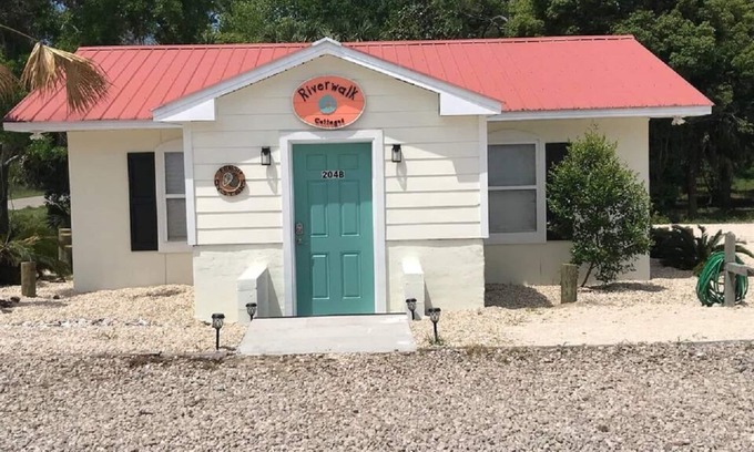 Carrabelle House | The Oyster Bed- Riverwalk Cottages Unit 204 B
