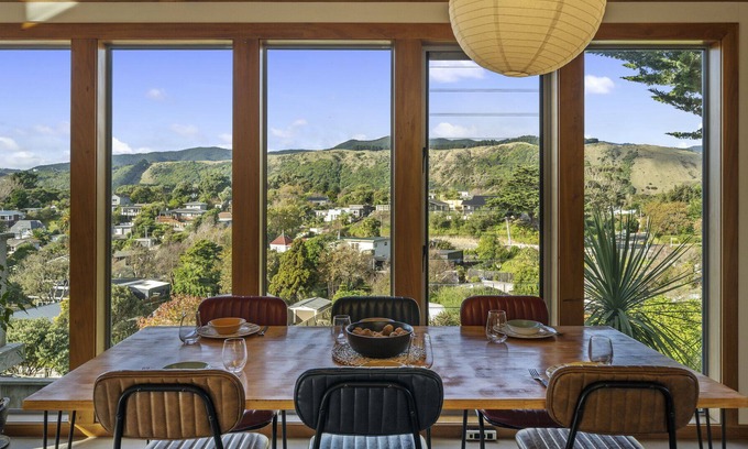 Raumati South House | THE PAINTBOX - RAUMATI SOUTH HOLIDAY HOME in Raumati South
