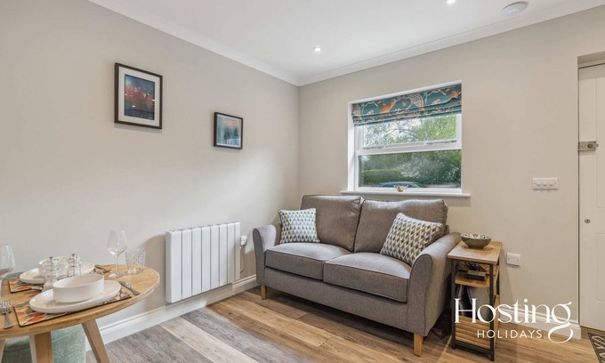 Henley-on-Thames Apartment | The Pair at Swiss Farm – Rosemary & Thyme Apartments