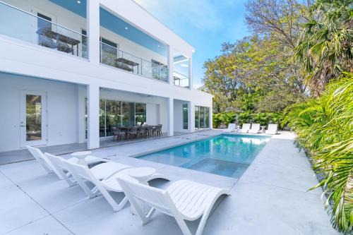 Arlington Park House | The Palace on Clematis – Siesta Key Vacation Home with Large Pool, Firepit & Great Location