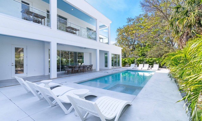 Arlington Park House | The Palace on Clematis – Siesta Key Vacation Home with Large Pool, Firepit & Great Location