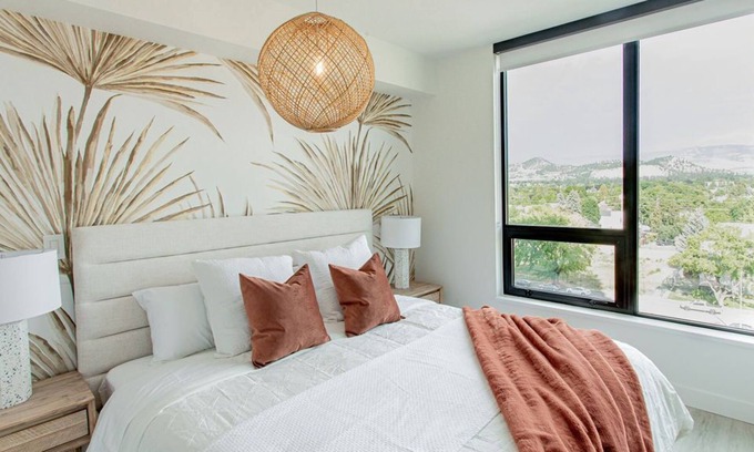 Downtown Kelowna Apartment | The Palm Haven ❉ NEW 2 bed 2 bath ❉ Downtown ❉